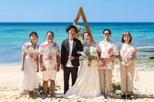 沖縄の結婚式に参列するときのおすすめ服装！選び方・注意点も解説